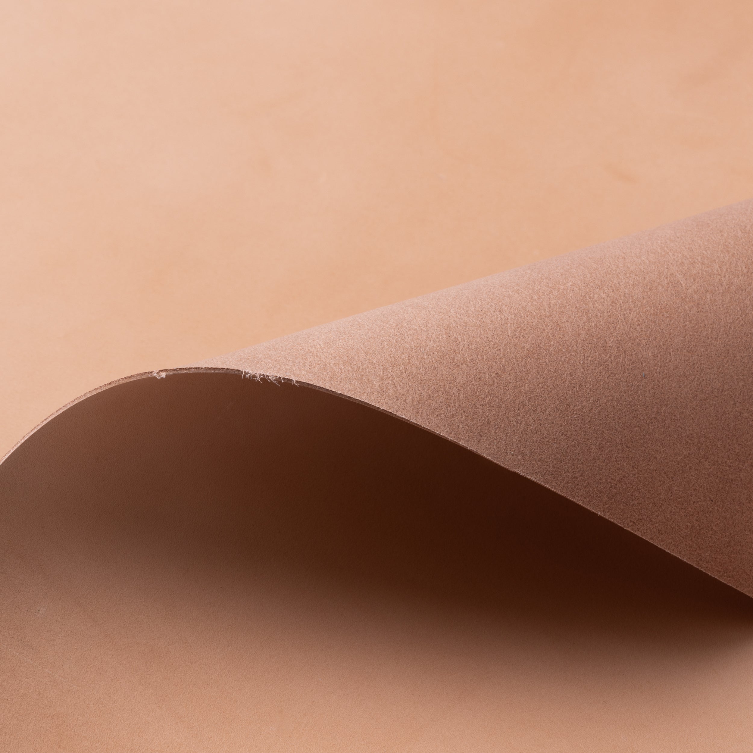 Y-19061071　国産タンニン　アニリンスムース　180ds　半裁　1.0mm　チョコ　1枚 本革 長財布薄型L字ファスナー アニリンレザー(タンニン鞣し牛革