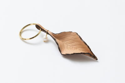 Key ring with dead leaves