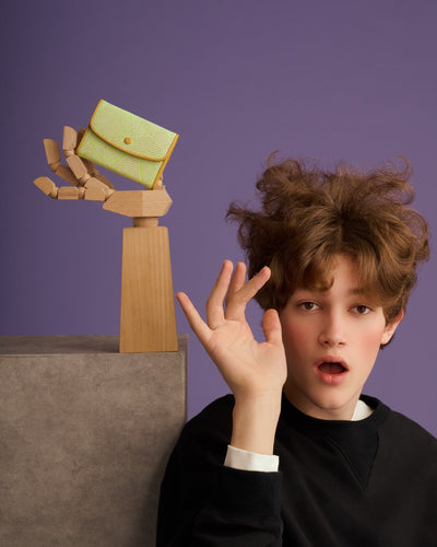 シンプルなコーデには<br>アクセントになるレザー小物を