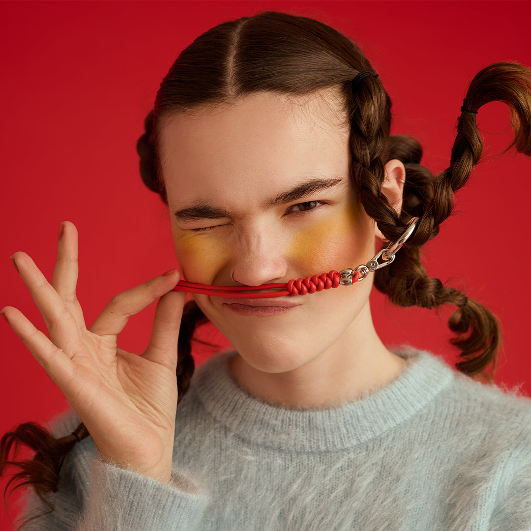 ＜センティ フラター ザ センシーズ＞レザーブレードキーチェーン/レッド