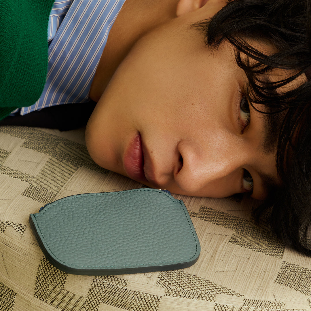 ＜LEZALI＞壓花皮革MT零錢包/天藍色