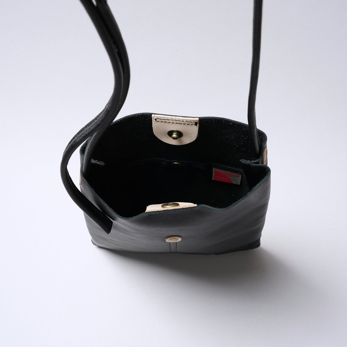 <Laisser Faire> Pieza Thin Gusset Shoulder Bag / Black