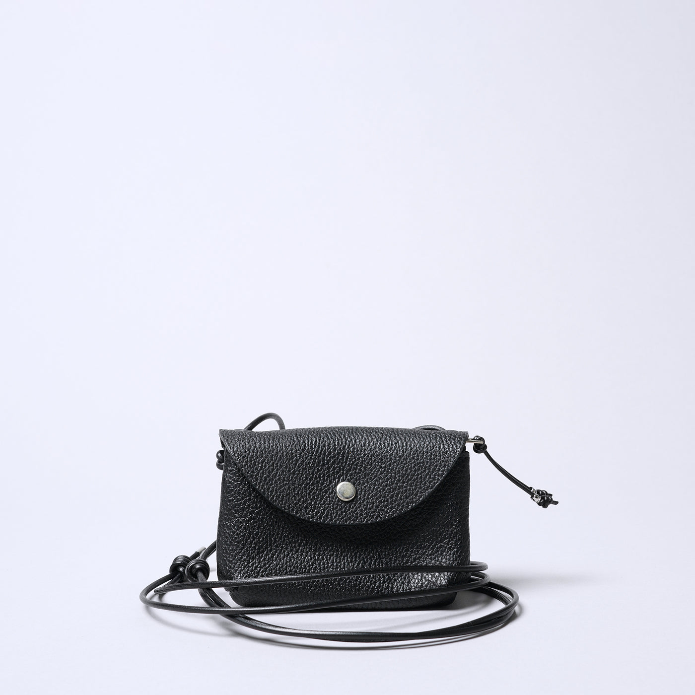 <SENTI FLATTER THE SENSES> Shrink Leather Neck Wallet / Ivory x Black