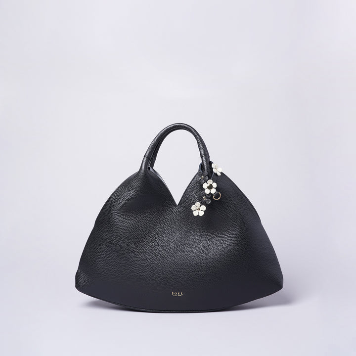 ソエル＞手にした時のシルエットが美しいトライアングルレザー