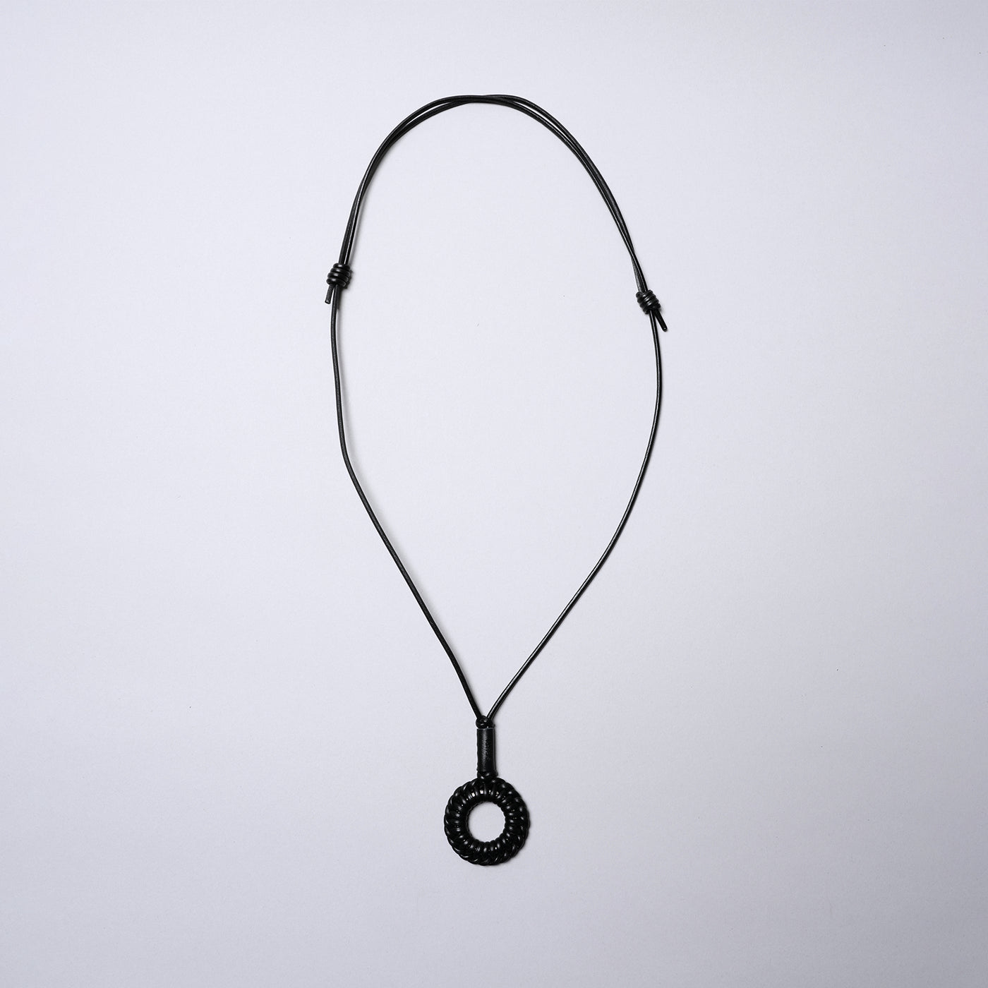 <SENTI FLATTER THE SENSES> Leather Blade Circle Long Necklace / Ivory