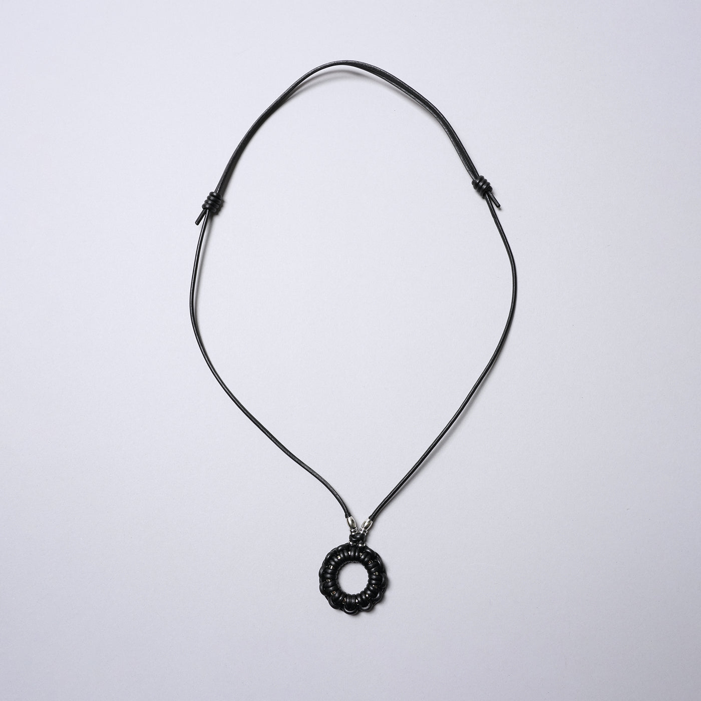 <SENTI FLATTER THE SENSES> Leather Blade Circle Necklace / Black