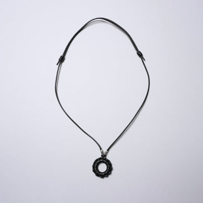 <SENTI FLATTER THE SENSES> Leather Blade Circle Necklace / Ivory