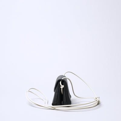 <SENTI FLATTER THE SENSES> Shrink Leather Neck Wallet / Ivory x Black