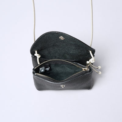 <SENTI FLATTER THE SENSES> Shrink Leather Neck Wallet / Black x Ivory