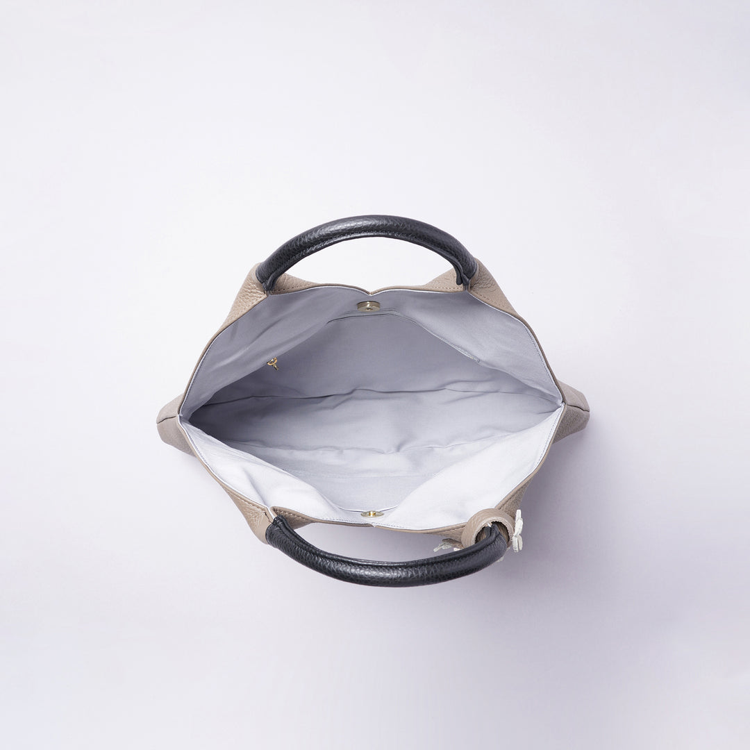 ソエル＞手にした時のシルエットが美しいトライアングルレザー