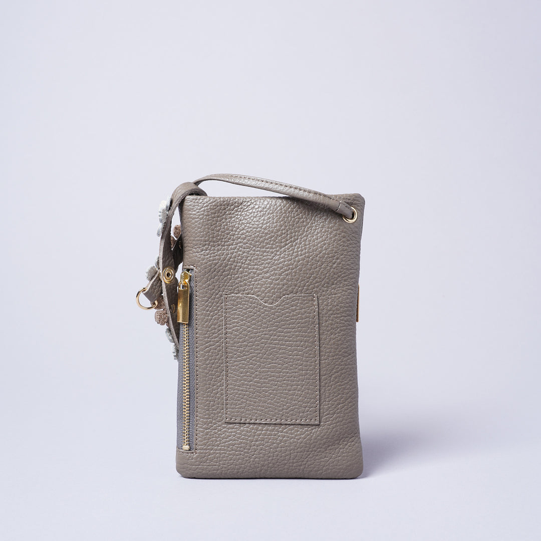 ソエル＞2つのポケットで仕分けのできるスマートフォンポシェット