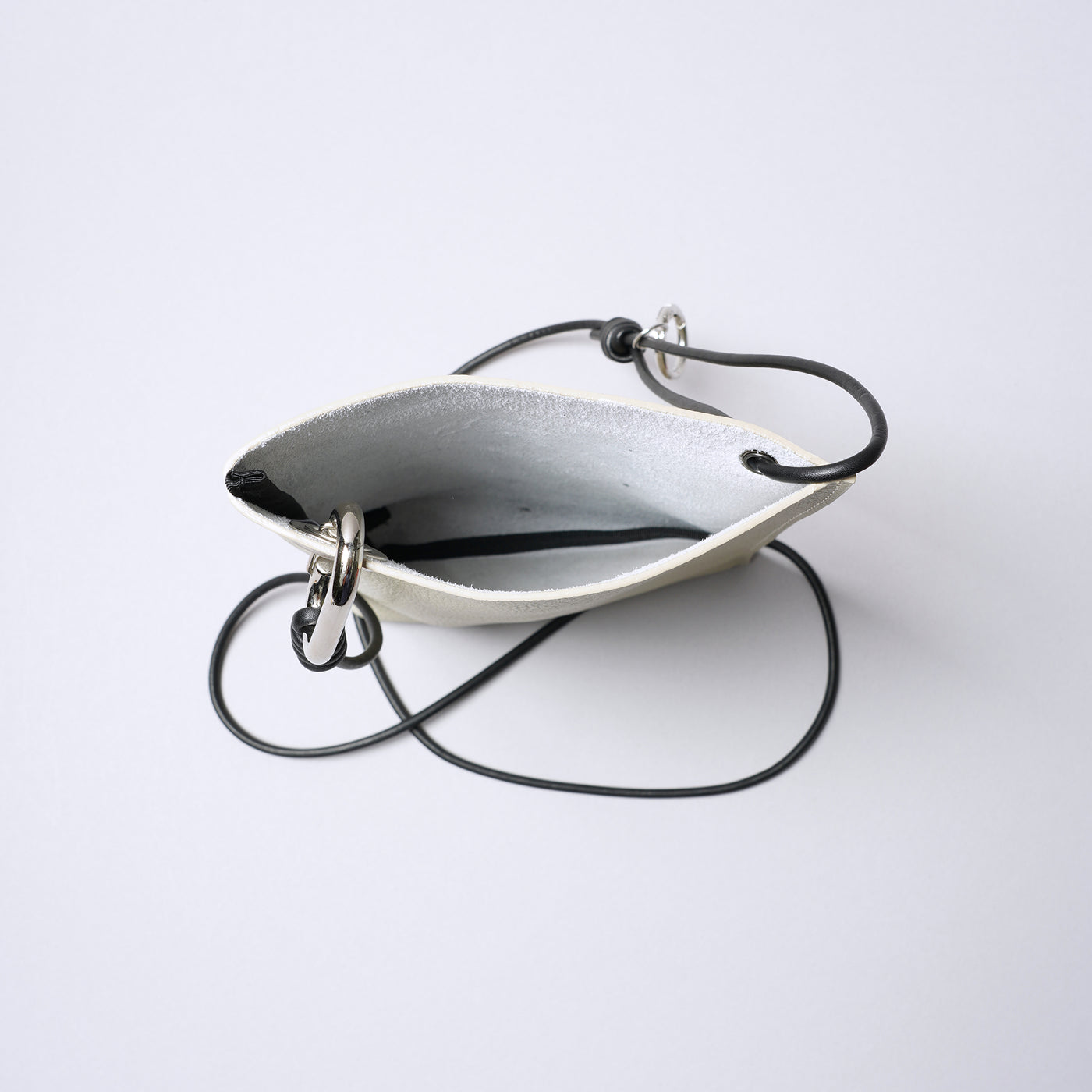 SHRINK LEATHER 迷你單肩包/象牙白X黑色