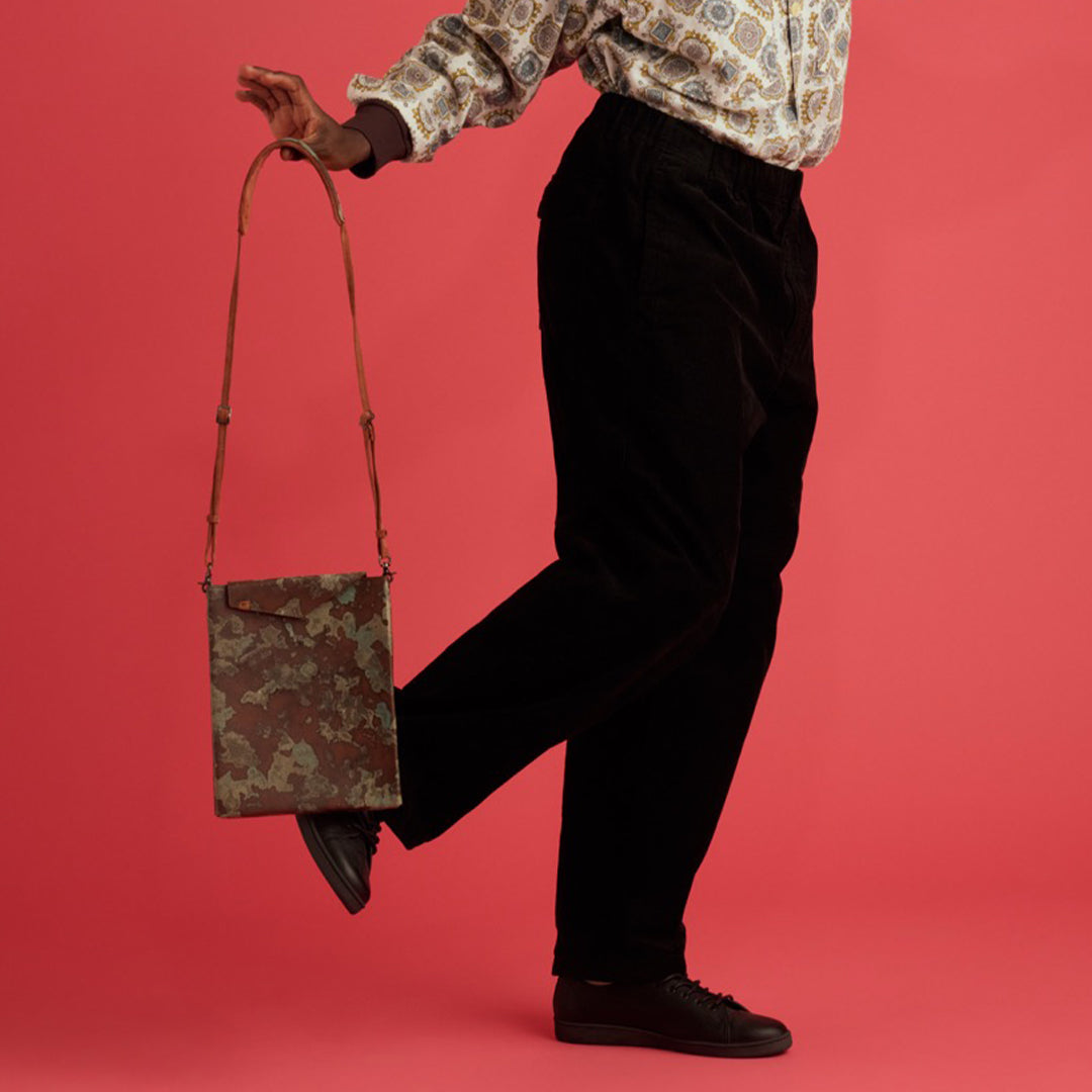 ＜ケウ＞スキニーケース L（11.5inch）/赤銅錆