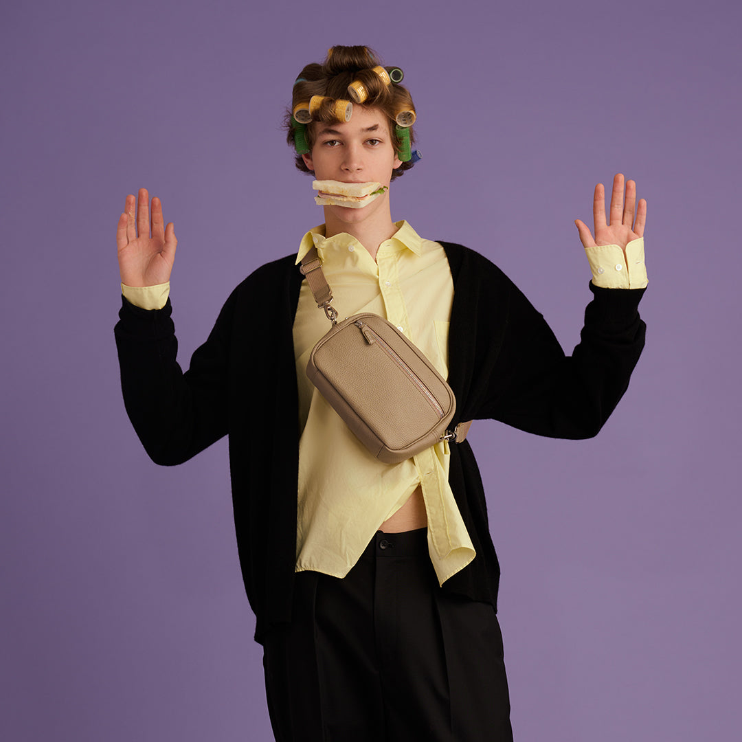 ＜LEZALI＞壓花迷你肩背包/灰褐色