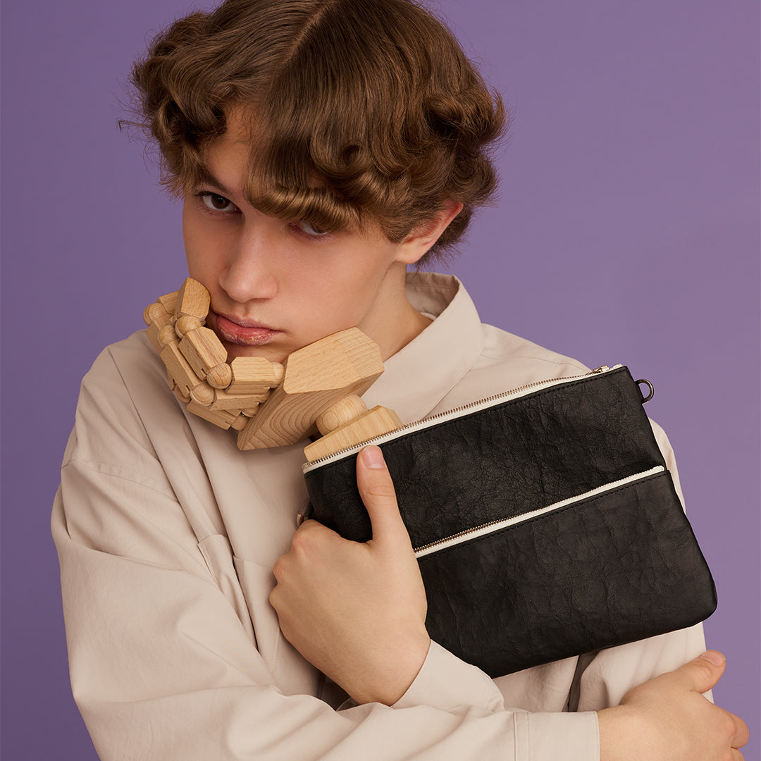 ＜センティ フラター ザ センシーズ＞超軽量ダイニーマレザーダブルジップポーチLL/ブラック×アイボリー