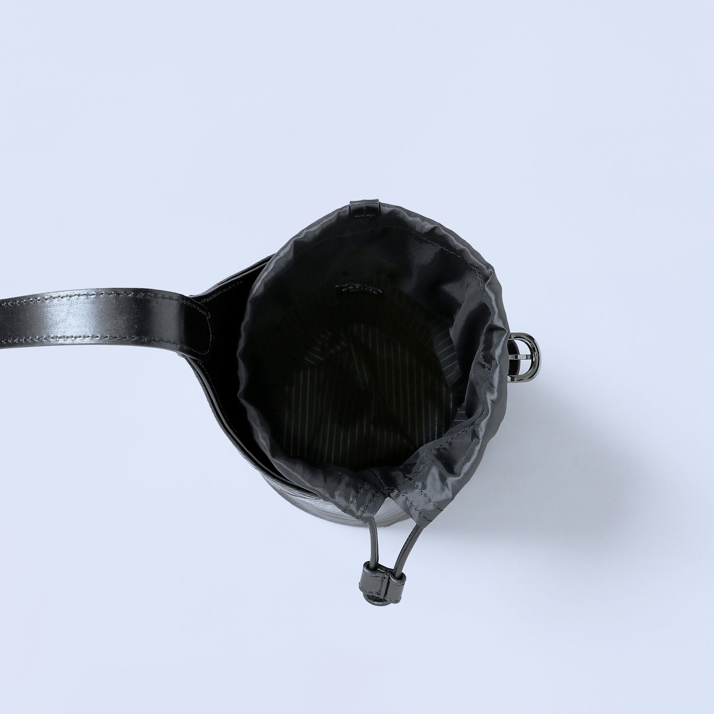 ＜エスティーヌ＞ノワリズムシリーズ レザーバケットバッグ/ブラック