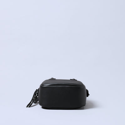 ＜エスティーヌ＞ミニュラシリーズ レザー2WAYスクエアバッグ/ブラック