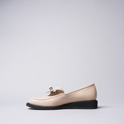 <IUI> Loafer with Buckle Detail / Black