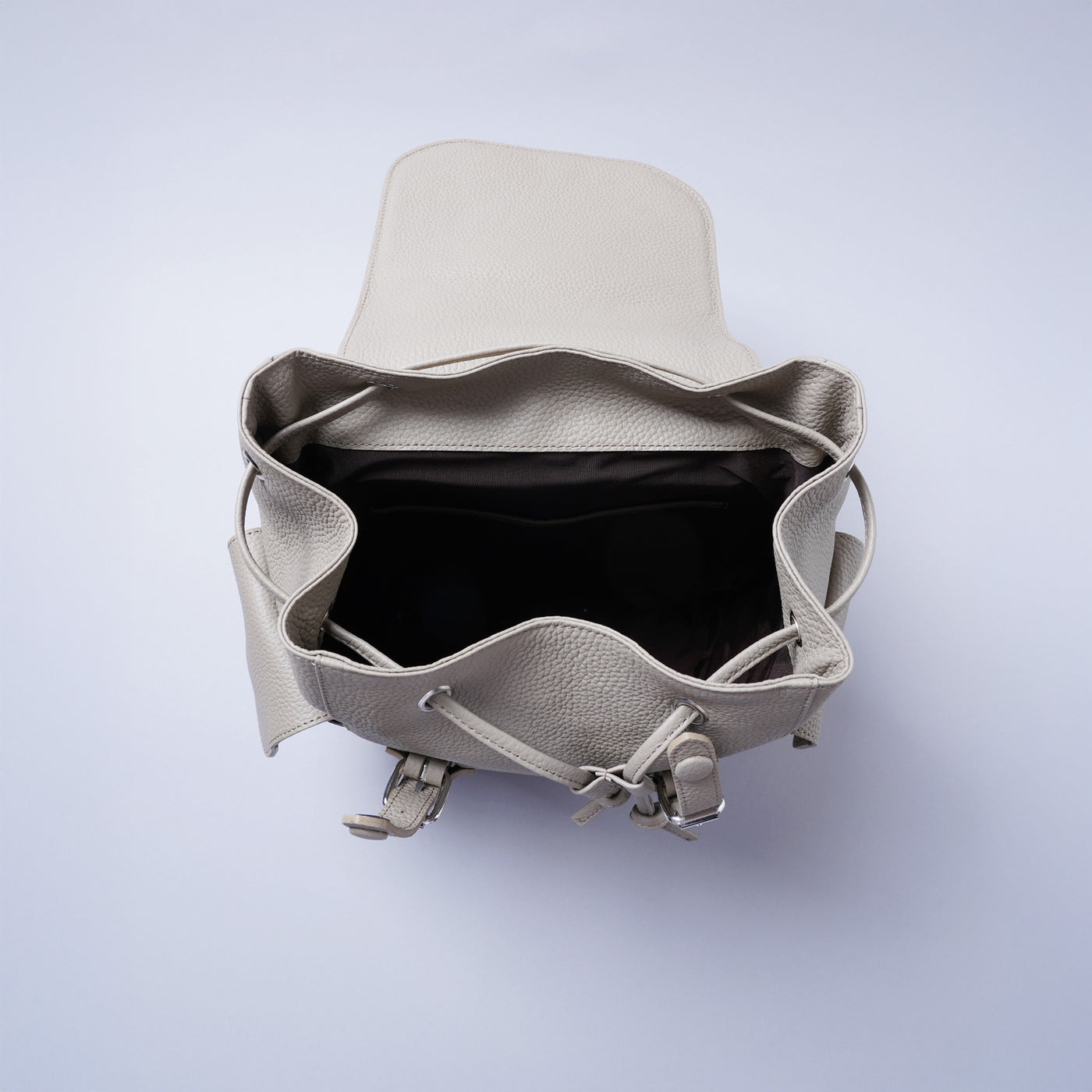 ＜LEZALI＞壓花皮革抽繩式後背包/黑色