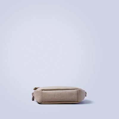 ＜LEZALI＞壓花迷你肩背包/黑色