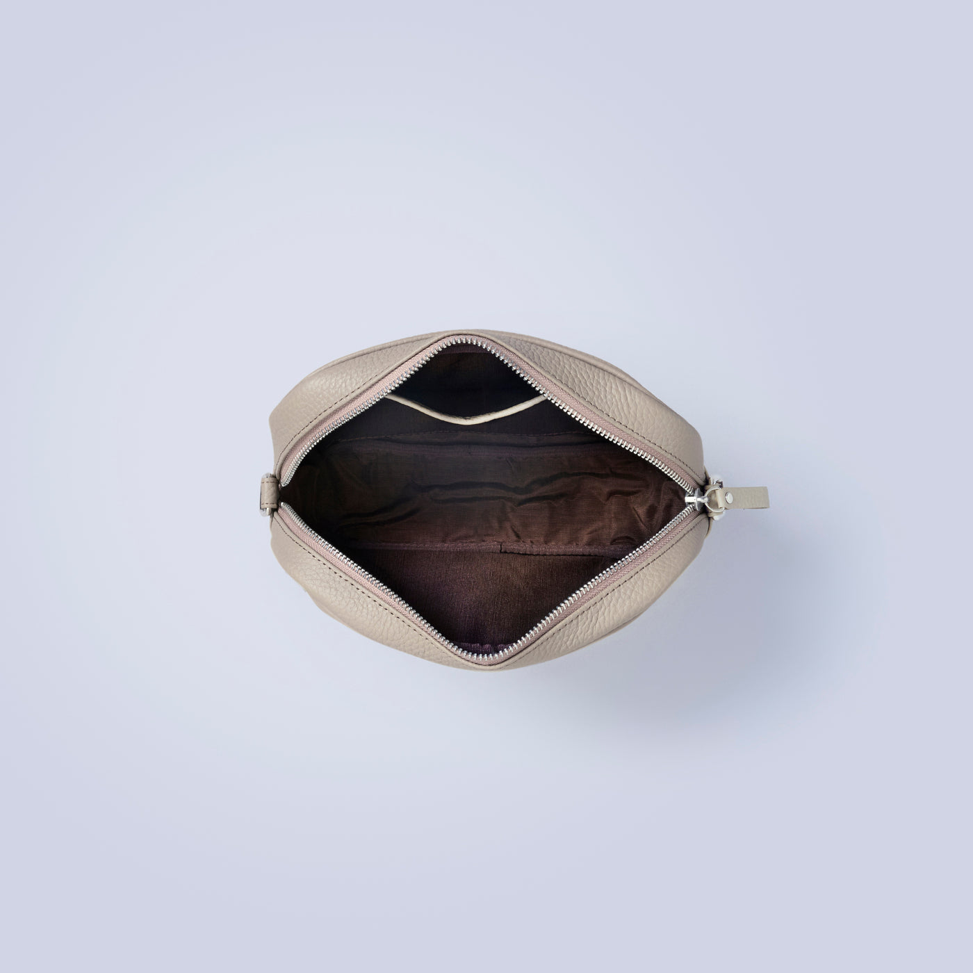 ＜LEZALI＞壓花迷你肩背包/黑色