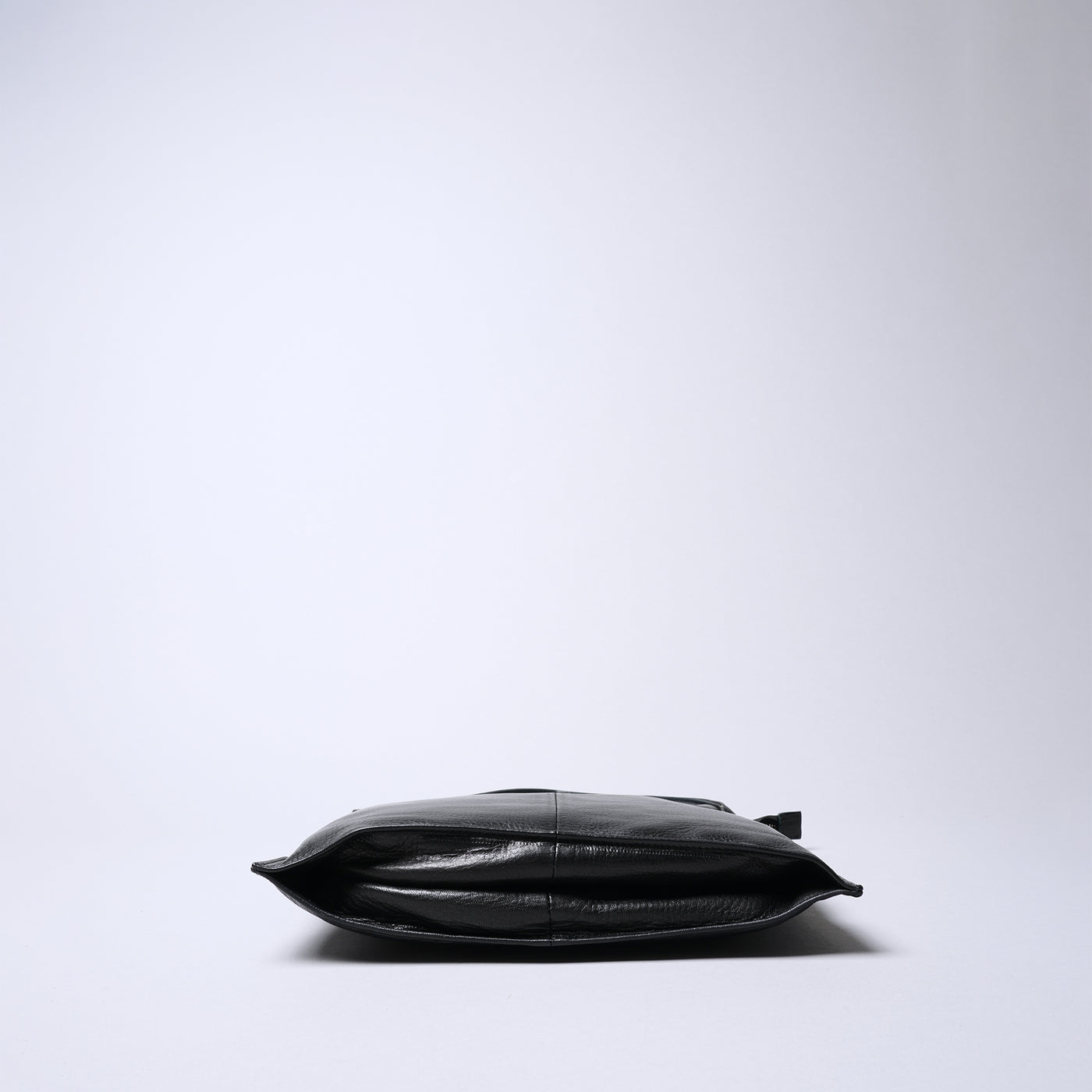 <REAL MIND BL> Fika Thin Gusset Tote Bag / Black