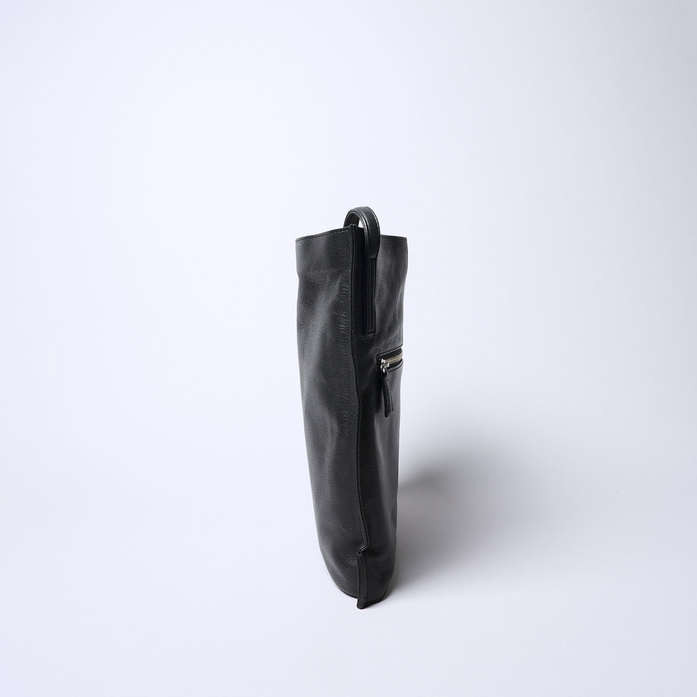 Fika 纖薄型斜背包/黑色