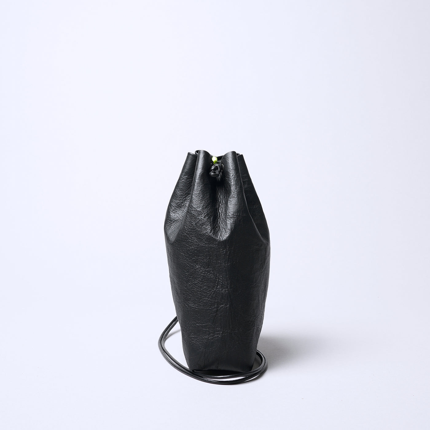 <SENTI FLATTER THE SENSES> Super Lightweight Dyneema Leather Drawstring Bag M  / Black