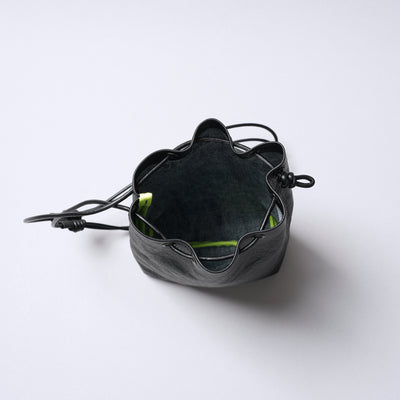 ＜センティ フラター ザ センシーズ＞超軽量ダイニーマレザー巾着M/ブラック×キャメル