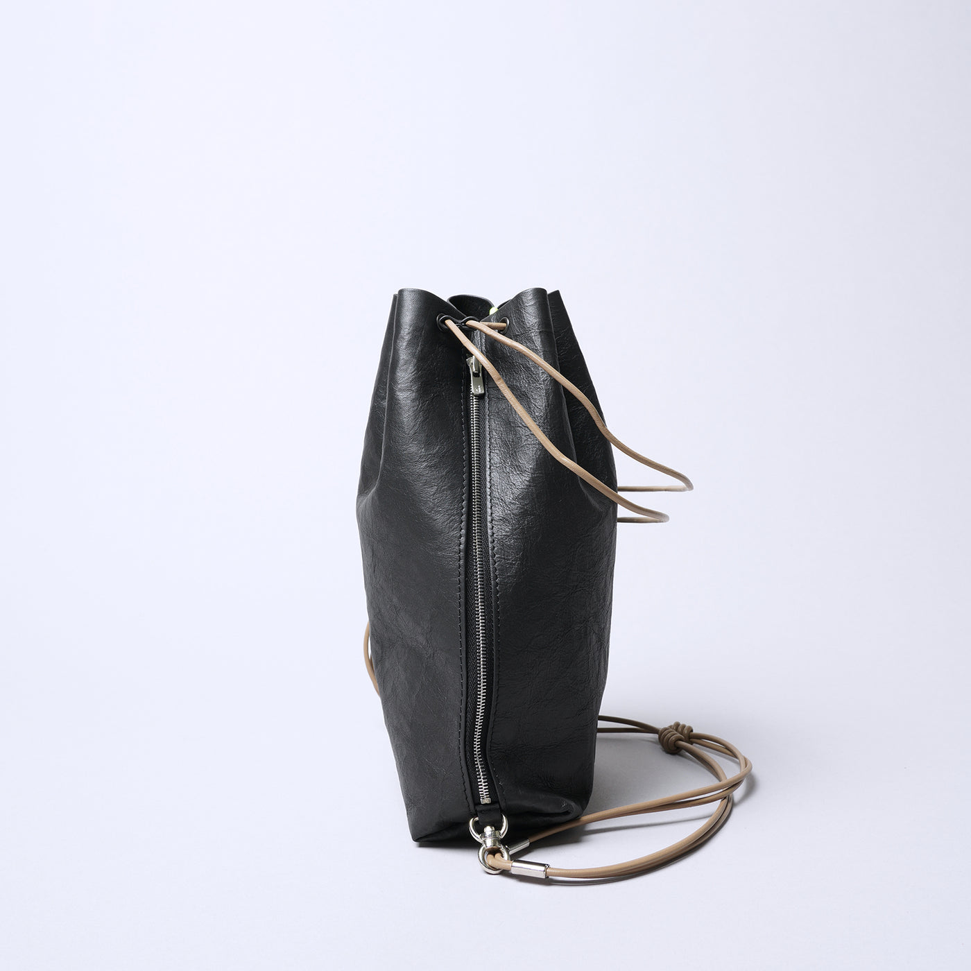 <SENTI FLATTER THE SENSES> Super Lightweight Dyneema Leather Drawstring Bag L  / Black