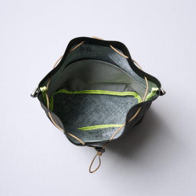 ＜センティ フラター ザ センシーズ＞超軽量ダイニーマレザードローストリング2WAYバッグ/ブラック