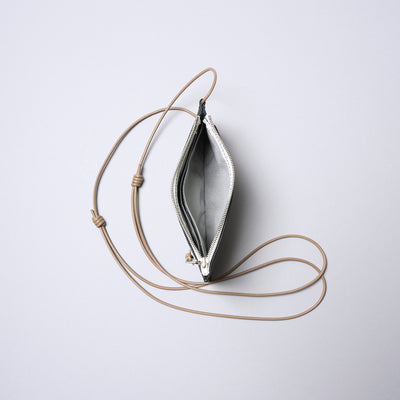 ＜センティ フラター ザ センシーズ＞超軽量ダイニーマレザートラベルショルダーバッグ/ブラック×キャメル