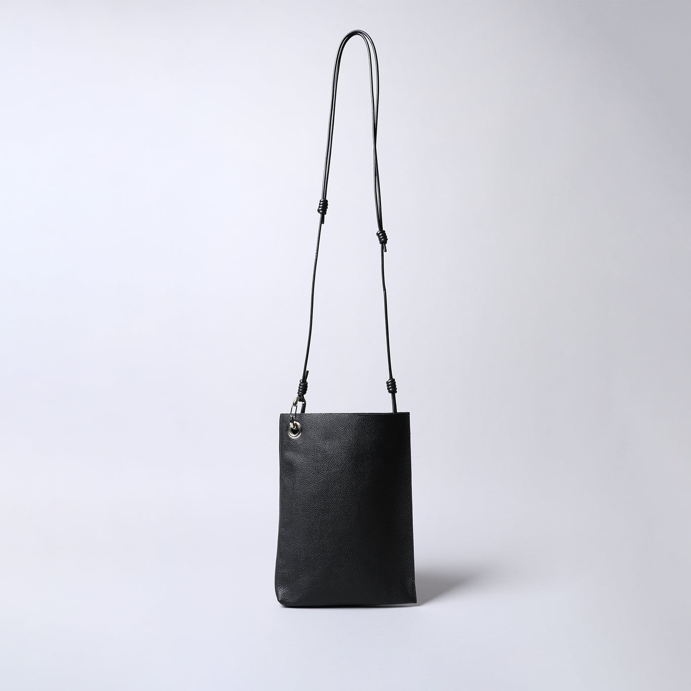 <SENTI FLATTER THE SENSES> Shrink Leather Shoulder Bag / Black x Ivory