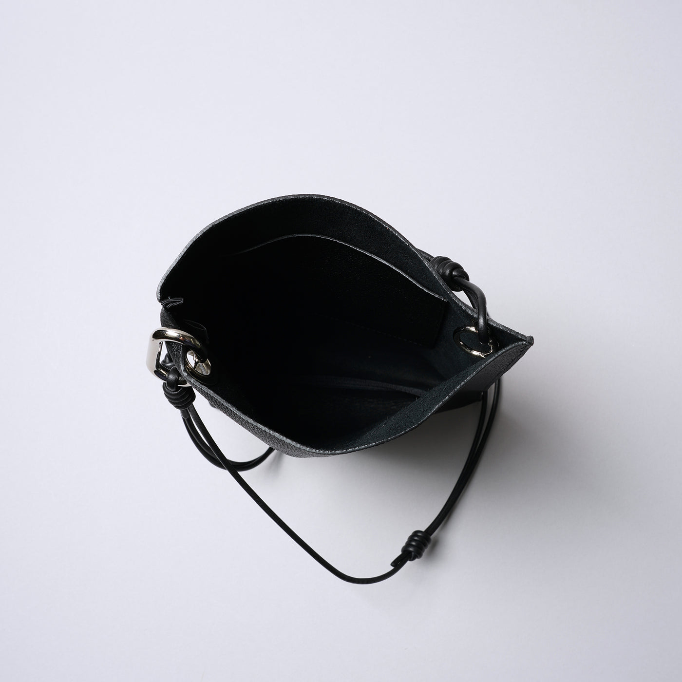 <SENTI FLATTER THE SENSES> Shrink Leather Shoulder Bag / Black x Ivory