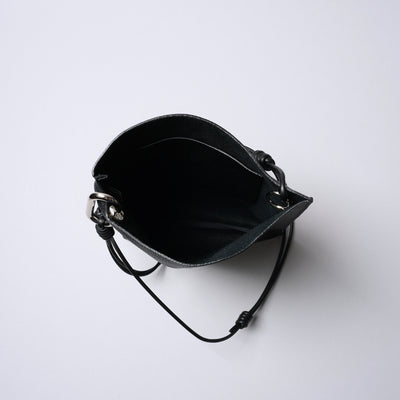<SENTI FLATTER THE SENSES> Shrink Leather Shoulder Bag / Black x Ivory