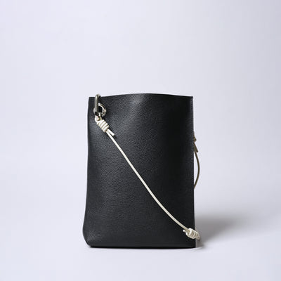 <SENTI FLATTER THE SENSES> Shrink Leather Shoulder Bag / Black