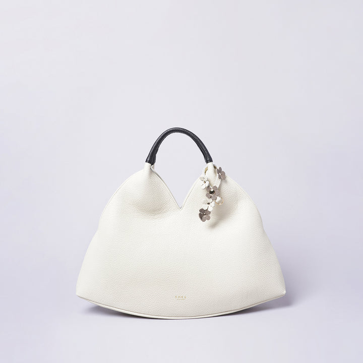 ソエル＞手にした時のシルエットが美しいトライアングルレザー