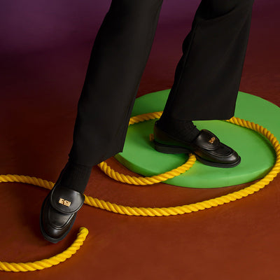 ＜アイユーアイ＞バックル付きローファー/ブラック