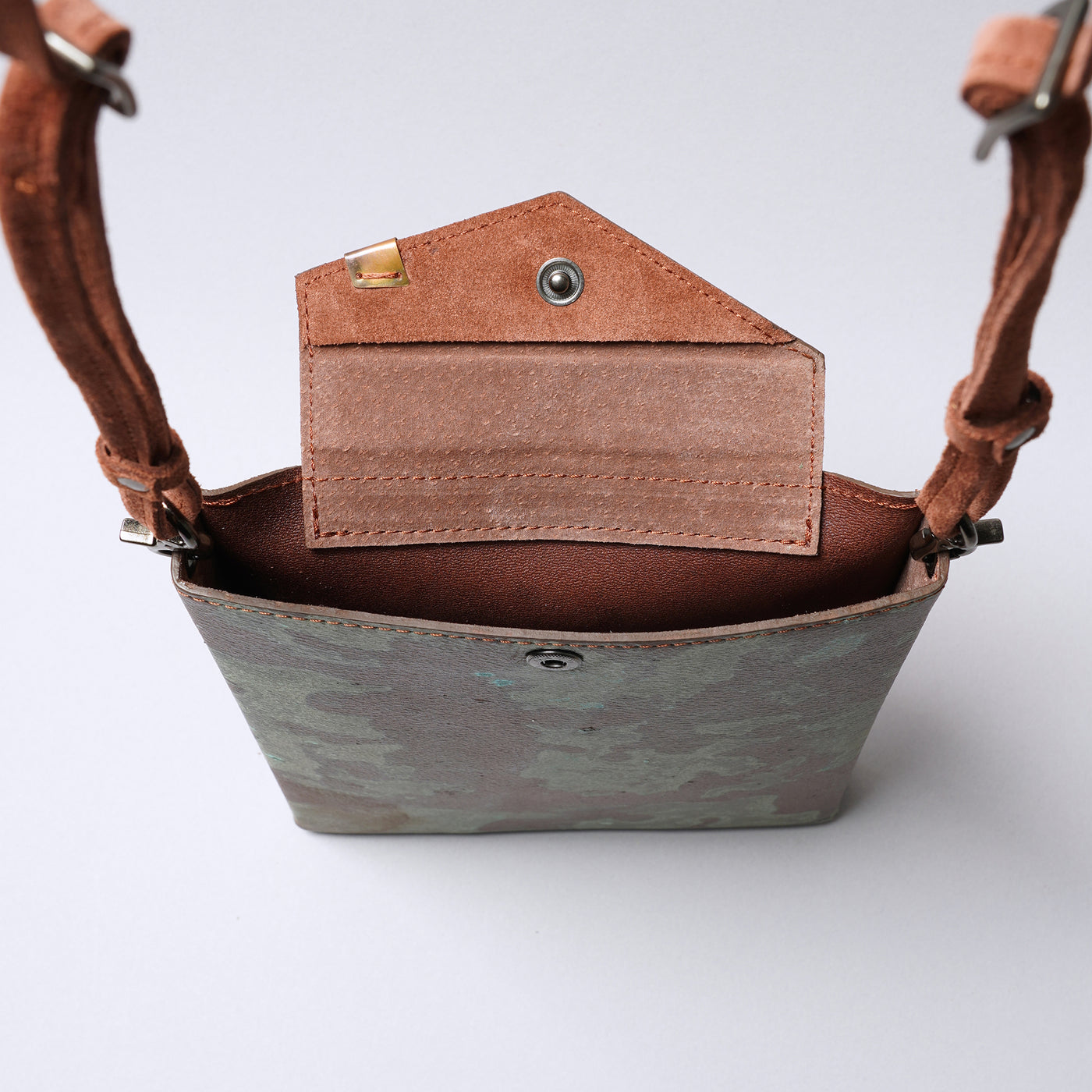 ＜ケウ＞スキニーケース M（8.5inch）/真鍮錆