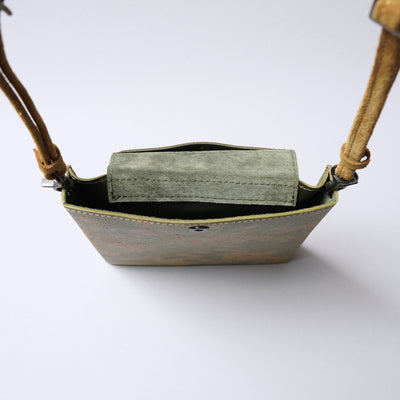 ＜ケウ＞スキニーケース M（8.5inch）/真鍮錆