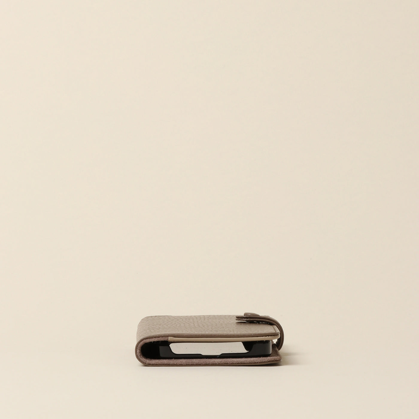 ＜カルドトーキョージャパン＞ CROSSOVER iPhoneケース (iPhone13)/ブラックグレー