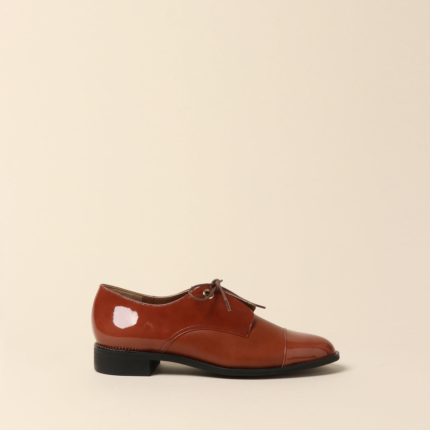 ＜Madras lace-up casual shoes with ivory enamel