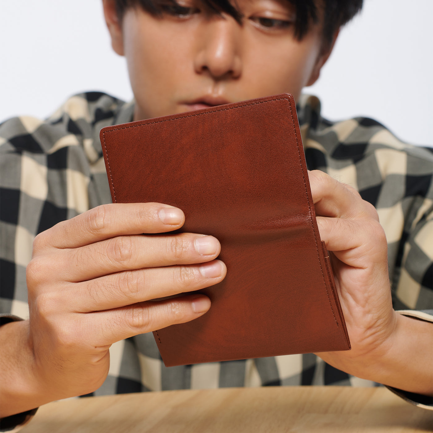 <CYPRIS> Business card holder in white Shirasagi leather, dark brown